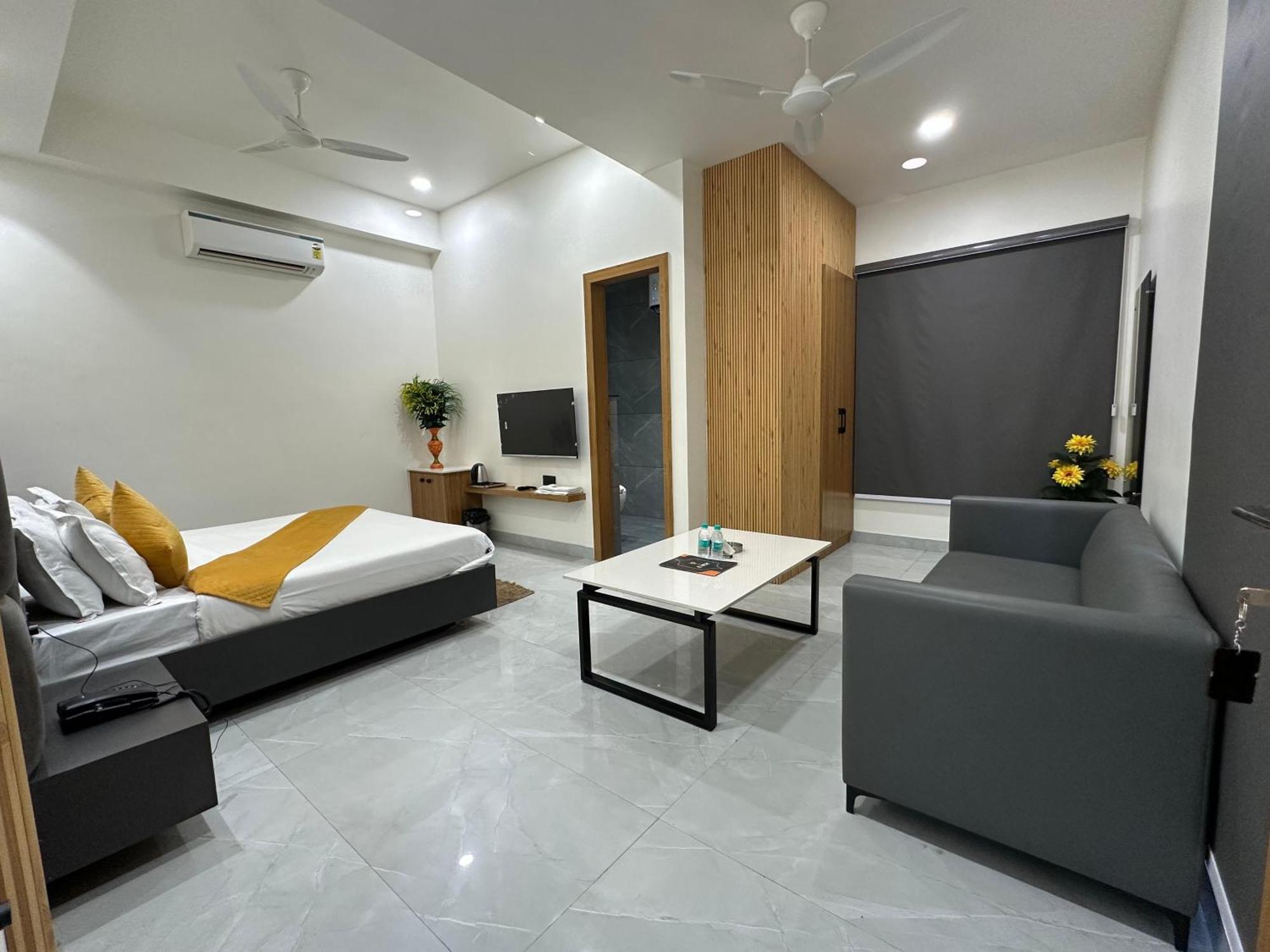 Hotel Sky Way Inn Hisar Exterior photo